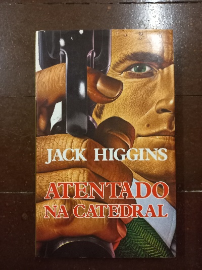 Capa do livro Atentado na Catedral