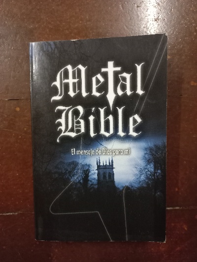 Capa do livro Metal Bible
