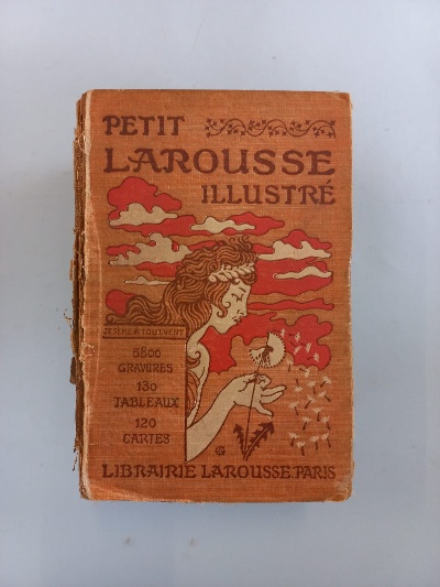 Capa do livro Petit Larousse illustré 5800 gravures 130 tableaux 120 cartes