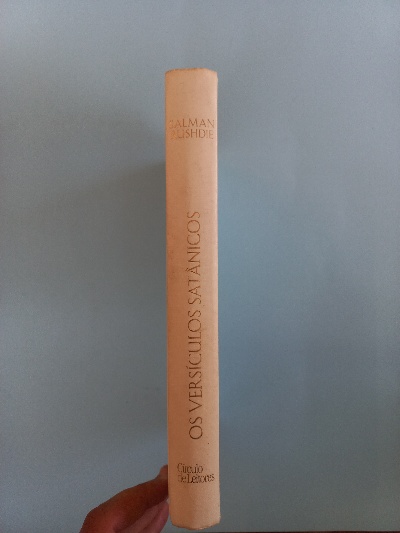 Capa do livro Os versículos Satânicos