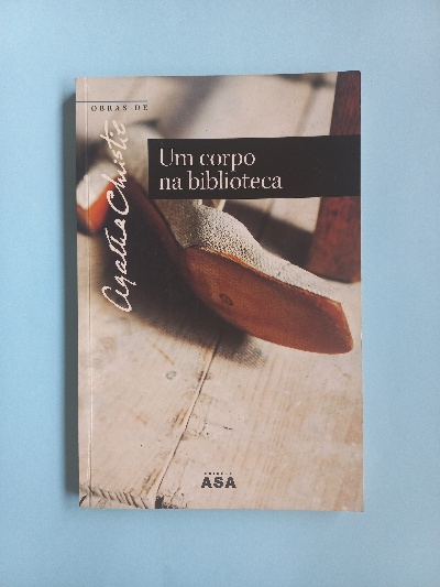 Capa do livro Um corpo na biblioteca