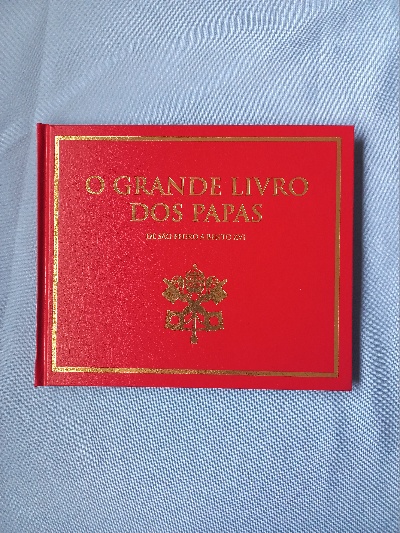 Capa do livro O grande livro dos Papas de São Pedro a Bento XVI (Sem cromos)