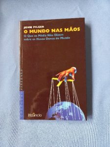 Capa do livro O mundo nas mãos o que os média não dizem sobre os novos donos do mundo