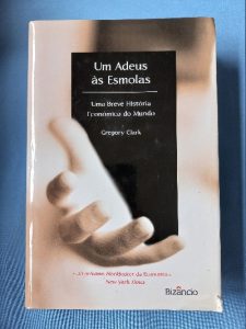 Capa do livro Um adeus às esmolas uma breve história económica do mundo