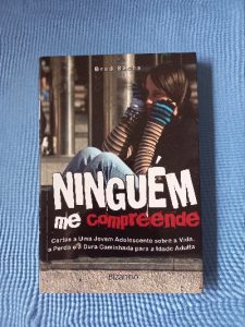 Capa do livro Ninguém me compreende cartas de uma jovem adolescente sobre vida, a perda e a dura caminhada para a idade adulta