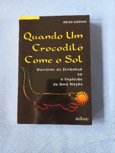 Capa do livro Quando um crocodilo come o sol memórias do Zimbabué ou a implosão de uma nação