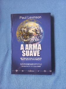Capa do livro A arma suave história natural e futuro da revolução da informação