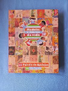 Capa do livro Medula a fábrica da vida 99 painéis de azulejos de escolas de todo o país, do 1º ciclo ao 12º ano exposição itinerante Bone marrow the factory of life 99 tile panels, from schools in all the country, from basic schools until 12th year itinerant exposition