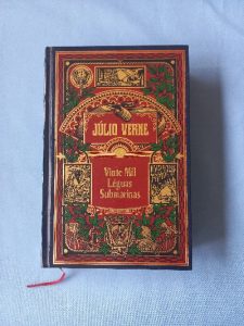 Capa do livro Vinte Mil Léguas Submarinas