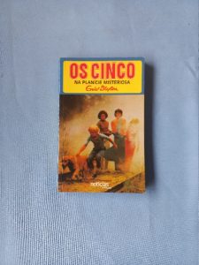 Capa do livro Os cinco na planície misteriosa